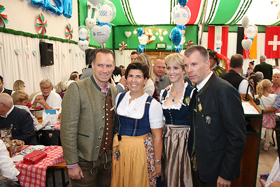 Armbrustsch&uuml;tzenzelt Wirte Peter und Katharina Inselkammer, BMW Niederlassungsleiter M&uuml;nchen Peter Mey mit seiner Frau Candy Pomp (&copy;Foto: Martin Schmitz)